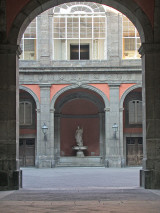 cortile interno con ingresso da Piazza del Plebiscito